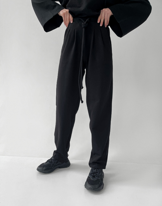 Штаны прямого кроя со шнурком, черные - Фото 1