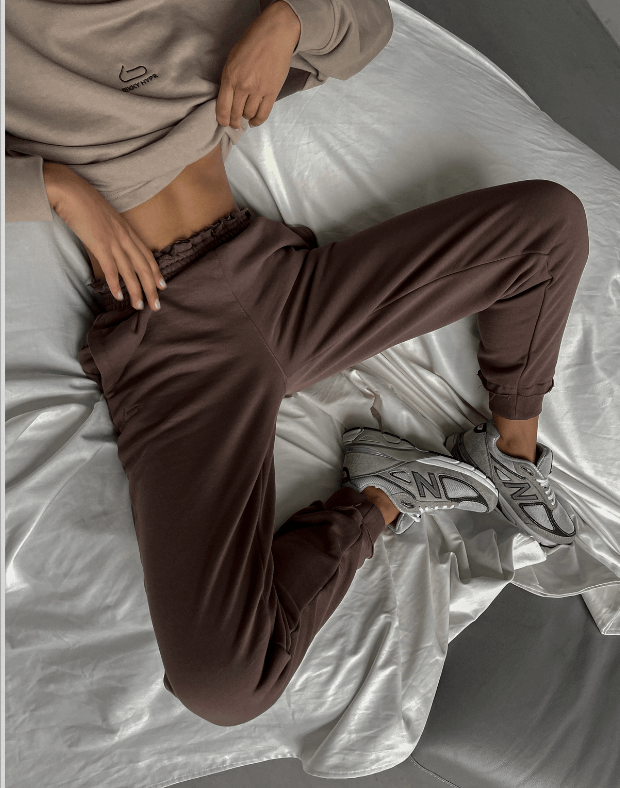 Штани джоггери на манжеті з необробленим краєм, коричневі - Фото 4